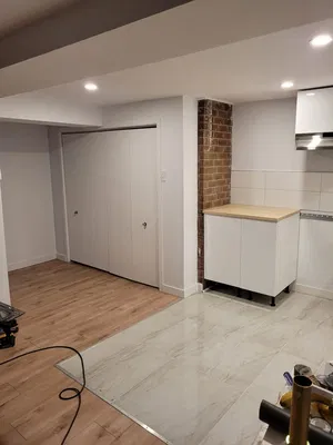 Кухиња; плочице, дрвени под, реновиран