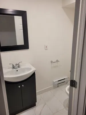 Тоалет; плочице, природно светло