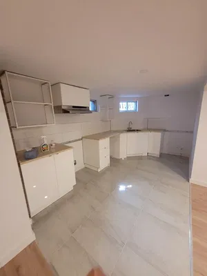 Кухиња; плочице, природно светло