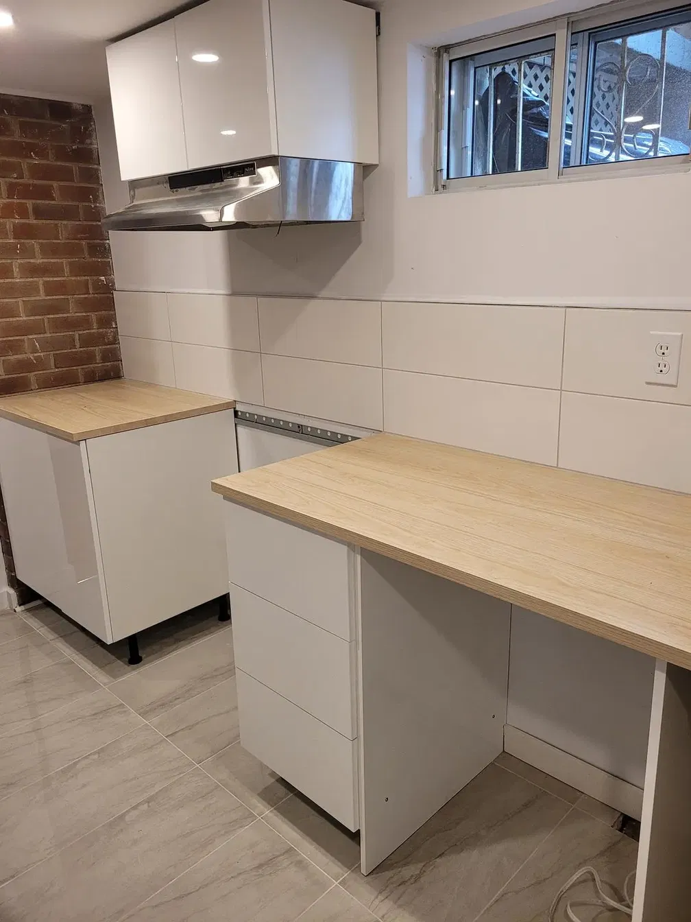 Кухиња; кухињски апарати, плочице, реновиран, природно светло