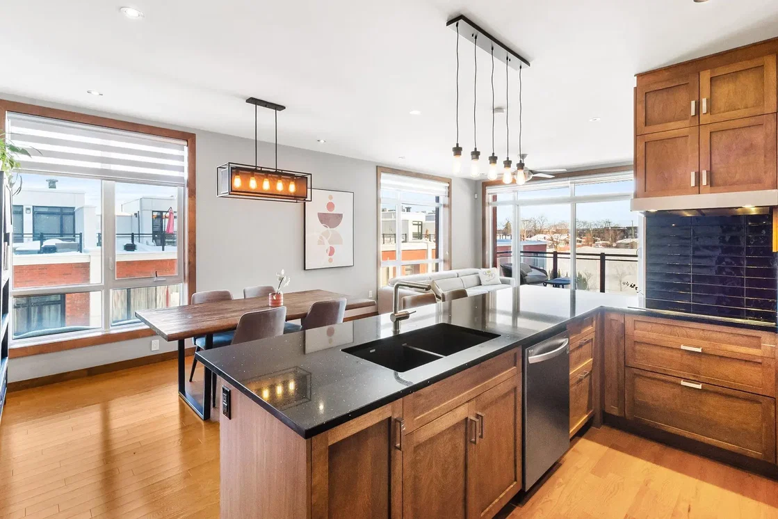 Cucina; pavimento in legno, luce naturale, stile moderno, elettrodomestici