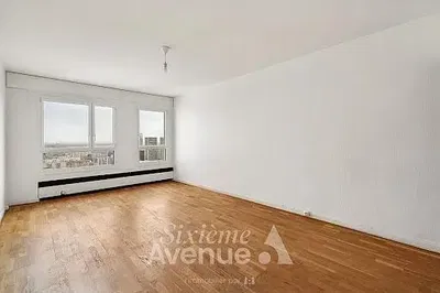 Дневна соба; поглед, дрвени под, природно светло