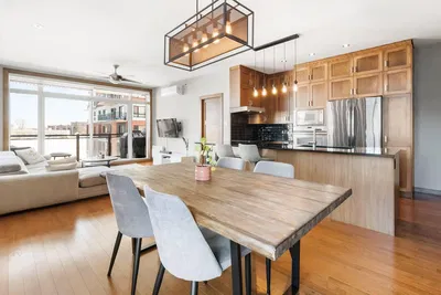 Soggiorno; vista, elettrodomestici, luce naturale, stile moderno, pavimento in legno