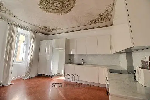 Cucina; elettrodomestici, luce naturale