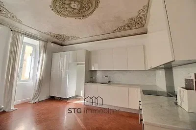 Cucina; elettrodomestici, luce naturale