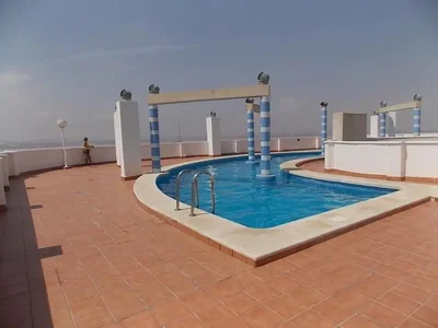 Terrazza; vista, pavimento in piastrelle, luce naturale