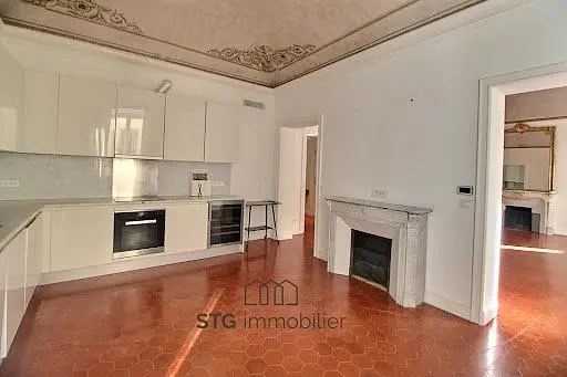 Kuchnia; sprzęt kuchenny, kominek, światło dzienne, styl rustykalny