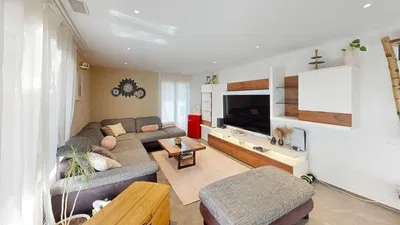 Obývačka; prirodzené svetlo, moderný štýl, dlažba