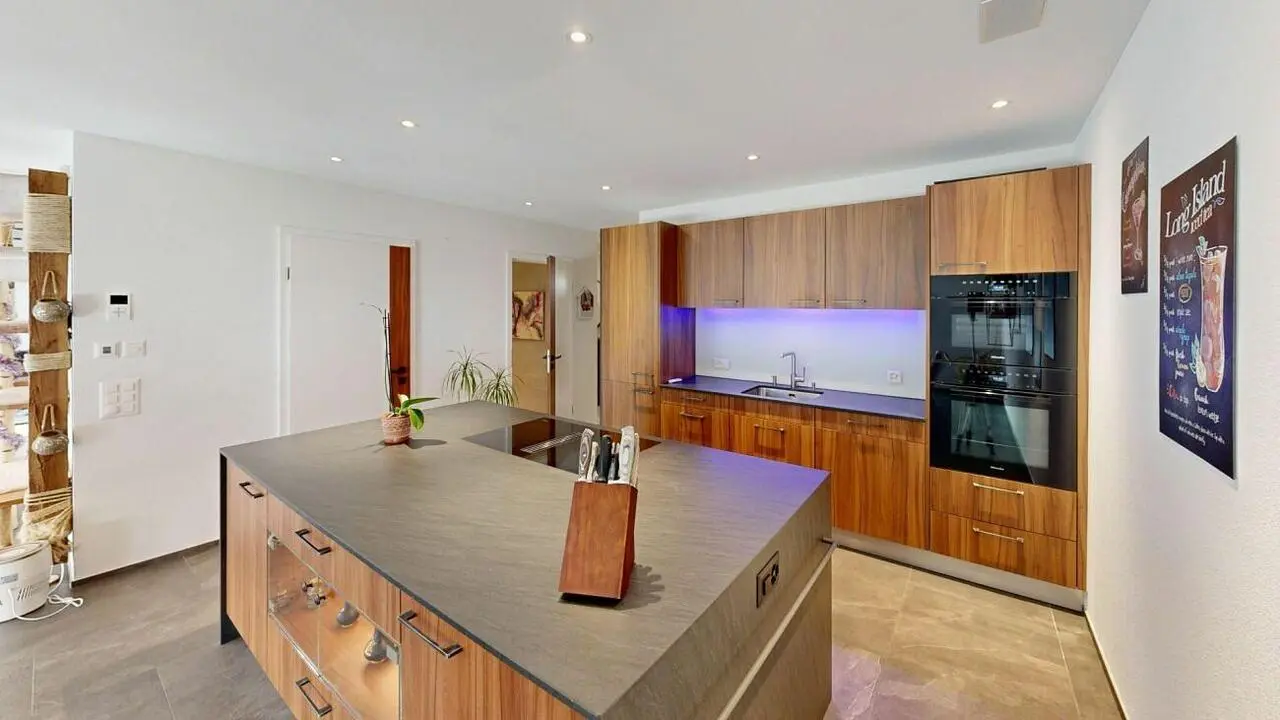 Kuchyňa; kuchynské spotrebiče, prirodzené svetlo, moderný štýl