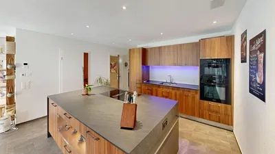 Kuchyňa; kuchynské spotrebiče, prirodzené svetlo, moderný štýl