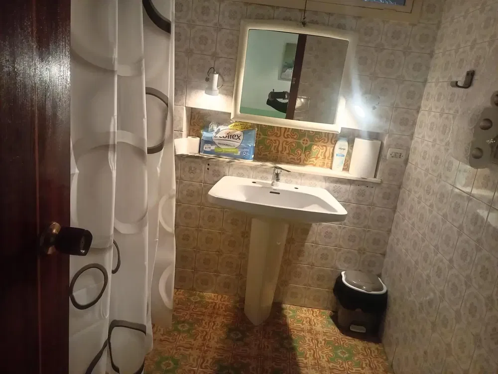 Badezimmer; fliesenboden, renovierungsbedürftig, tageslicht