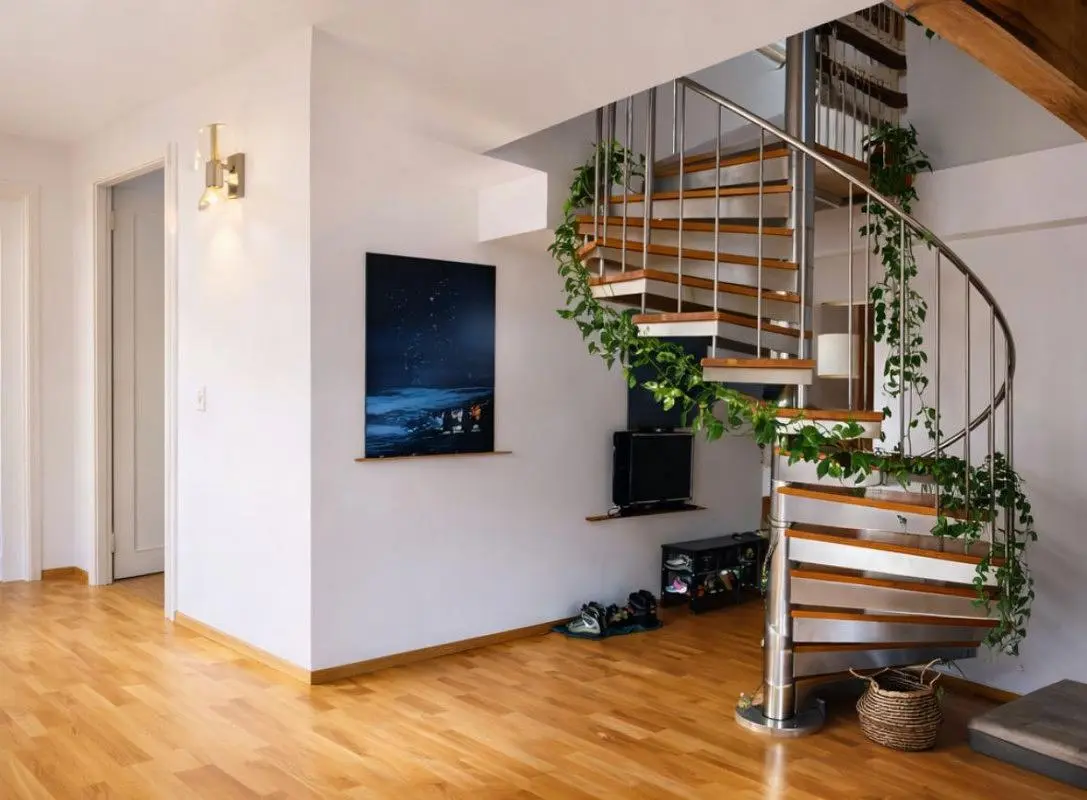 Soggiorno; pavimento in legno, luce naturale