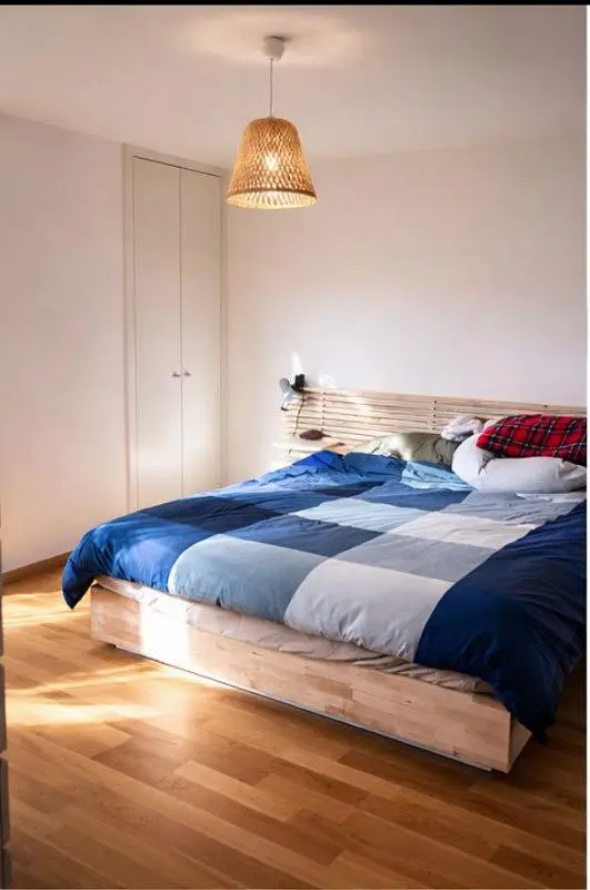 Camera da letto; pavimento in legno, luce naturale