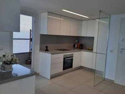Kuchyňa; kuchynské spotrebiče, prirodzené svetlo, moderný štýl, dlažba, po rekonštrukcii