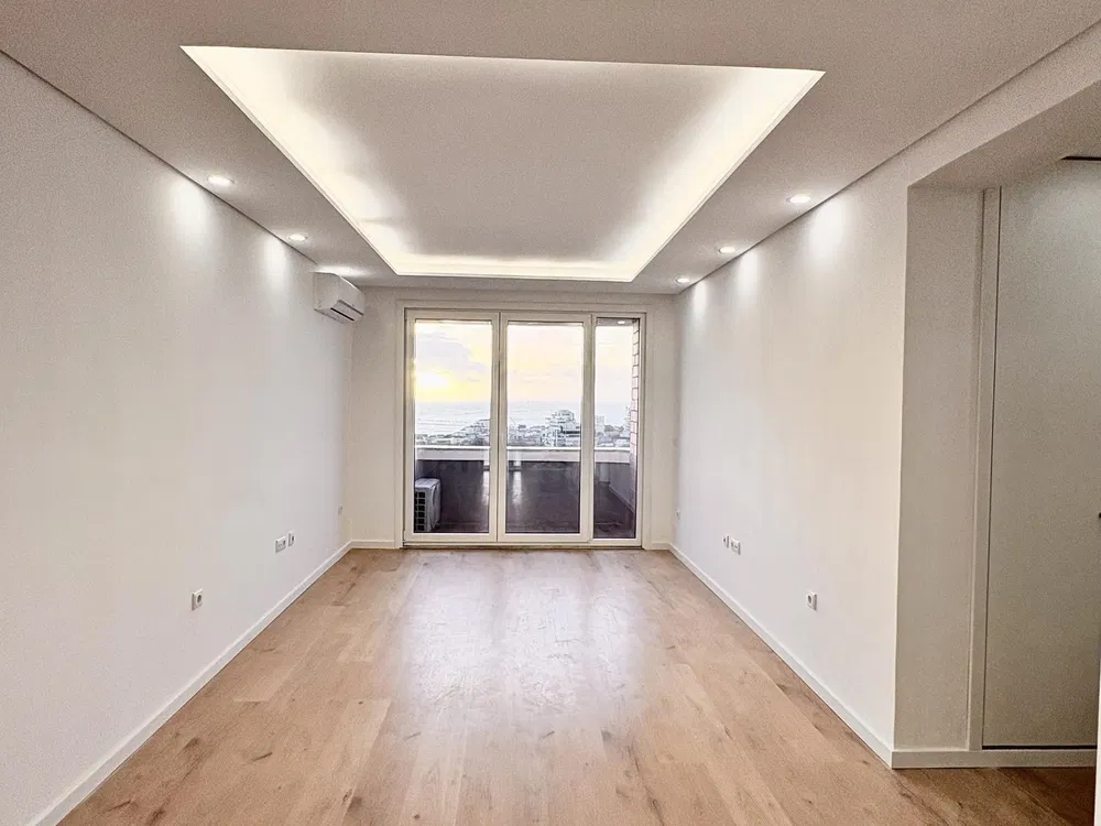 Дневна соба; поглед, дрвени под, природно светло