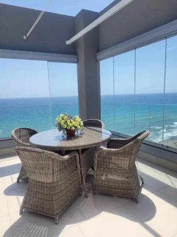 Balcon; vue, carrelage, lumière naturelle