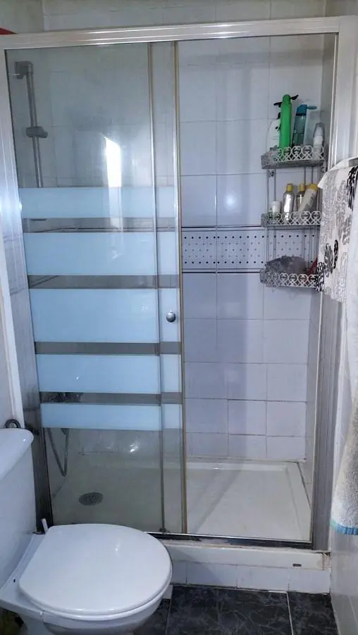 Salle de bain; carrelage, lumière naturelle, nécessite rénovation