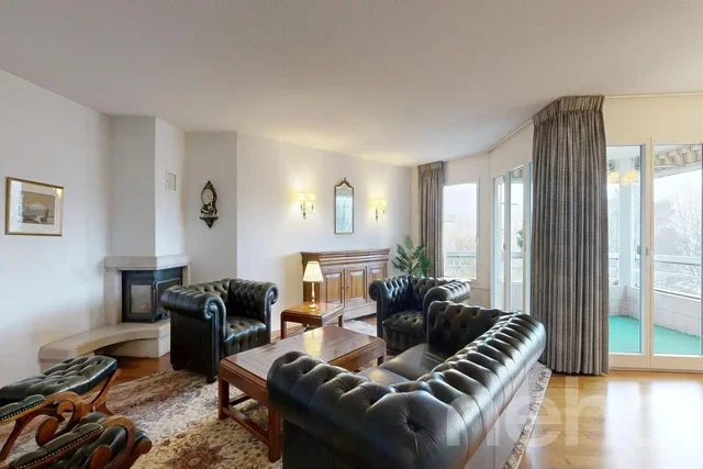 Wohnzimmer; kamin, tageslicht, rustikaler stil