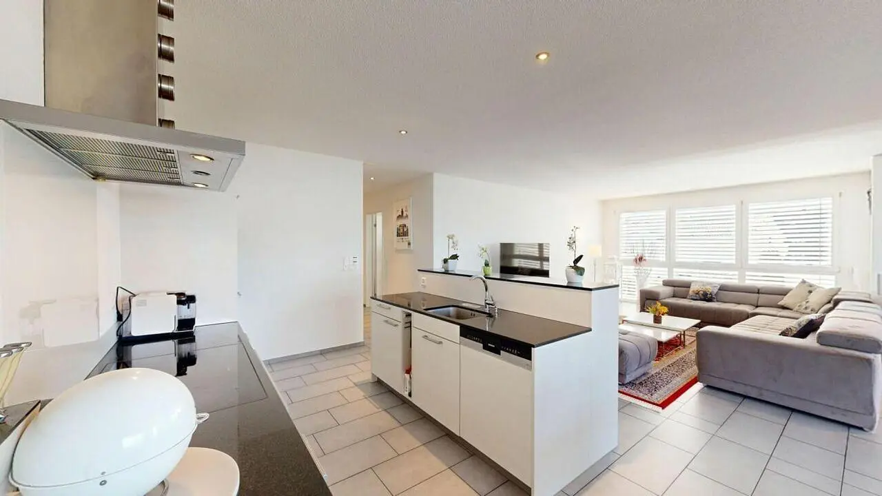 Wohnzimmer; küchengeräte, fliesenboden, tageslicht