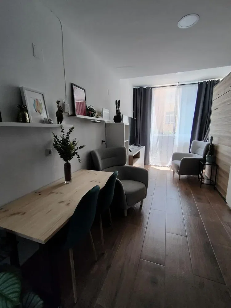 Soggiorno; luce naturale, stile moderno, pavimento in legno