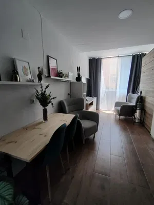 Soggiorno; luce naturale, stile moderno, pavimento in legno