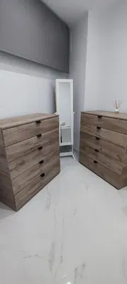 Υπνοδωμάτιο; ξύλινο πάτωμα, πλακάκια, φυσικό φως, μοντέρνο στυλ, ανακαινισμένο