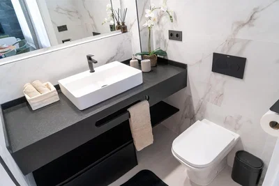 Toilette; renoviert, tageslicht, moderner stil, fliesenboden