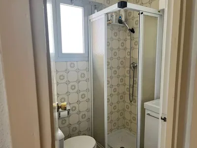 Koupelna; dlažba, přirozené světlo