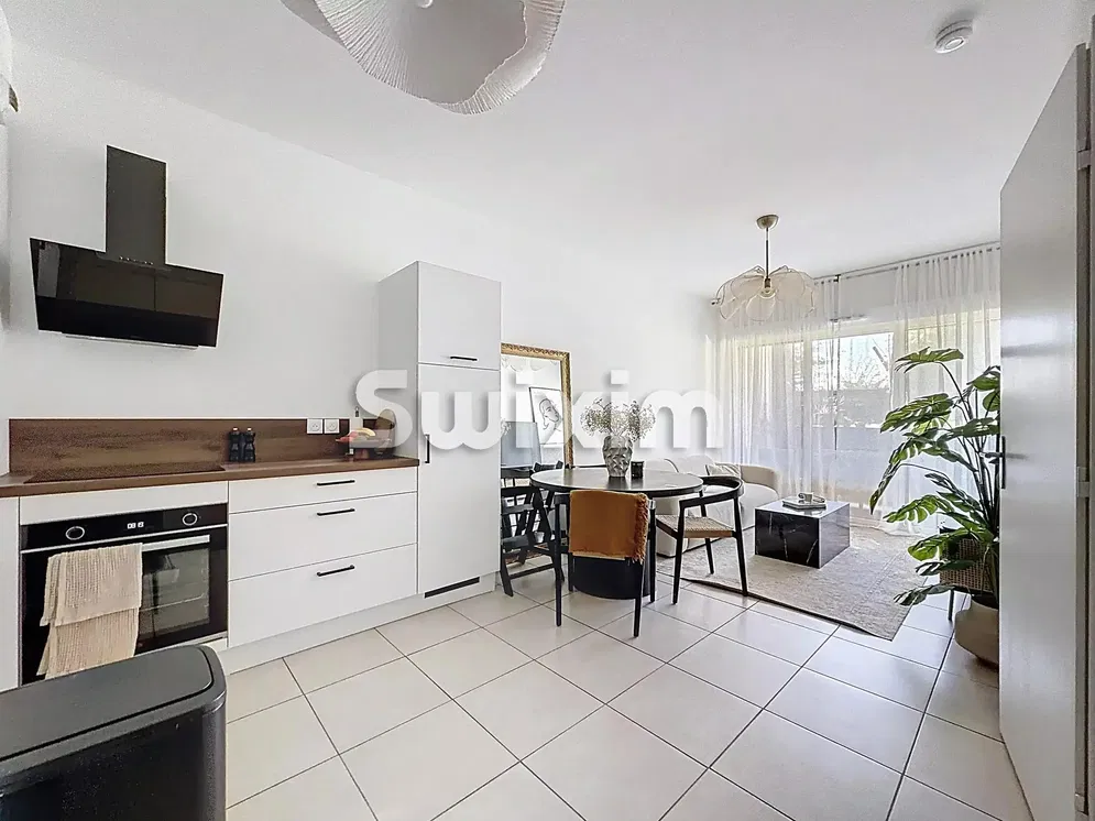 Кухиња; поглед, плочице, природно светло