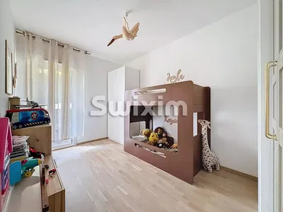 Дечја соба; дрвени под, природно светло, модерни стил