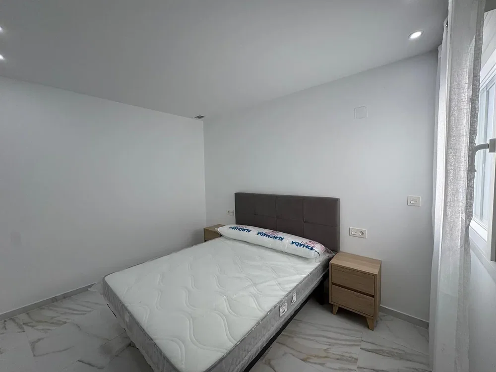 Chambre; lumière naturelle, carrelage, rénové