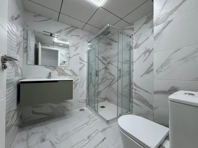 Salle de bain; carrelage, rénové, lumière naturelle, style moderne
