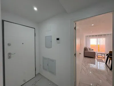 Salon; carrelage, lumière naturelle, rénové