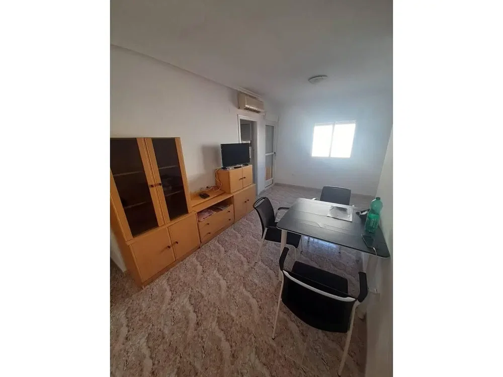 Salon; carrelage, lumière naturelle