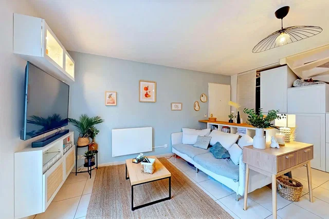 Wohnzimmer; tageslicht, moderner stil, fliesenboden