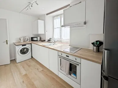 Cucina; elettrodomestici, pavimento in legno, luce naturale, stile moderno