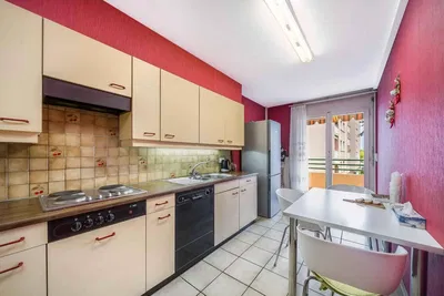 Cuisine; électroménager, carrelage, lumière naturelle, style moderne