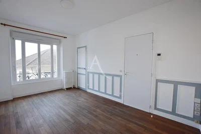 Soggiorno; pavimento in legno, luce naturale, ristrutturato
