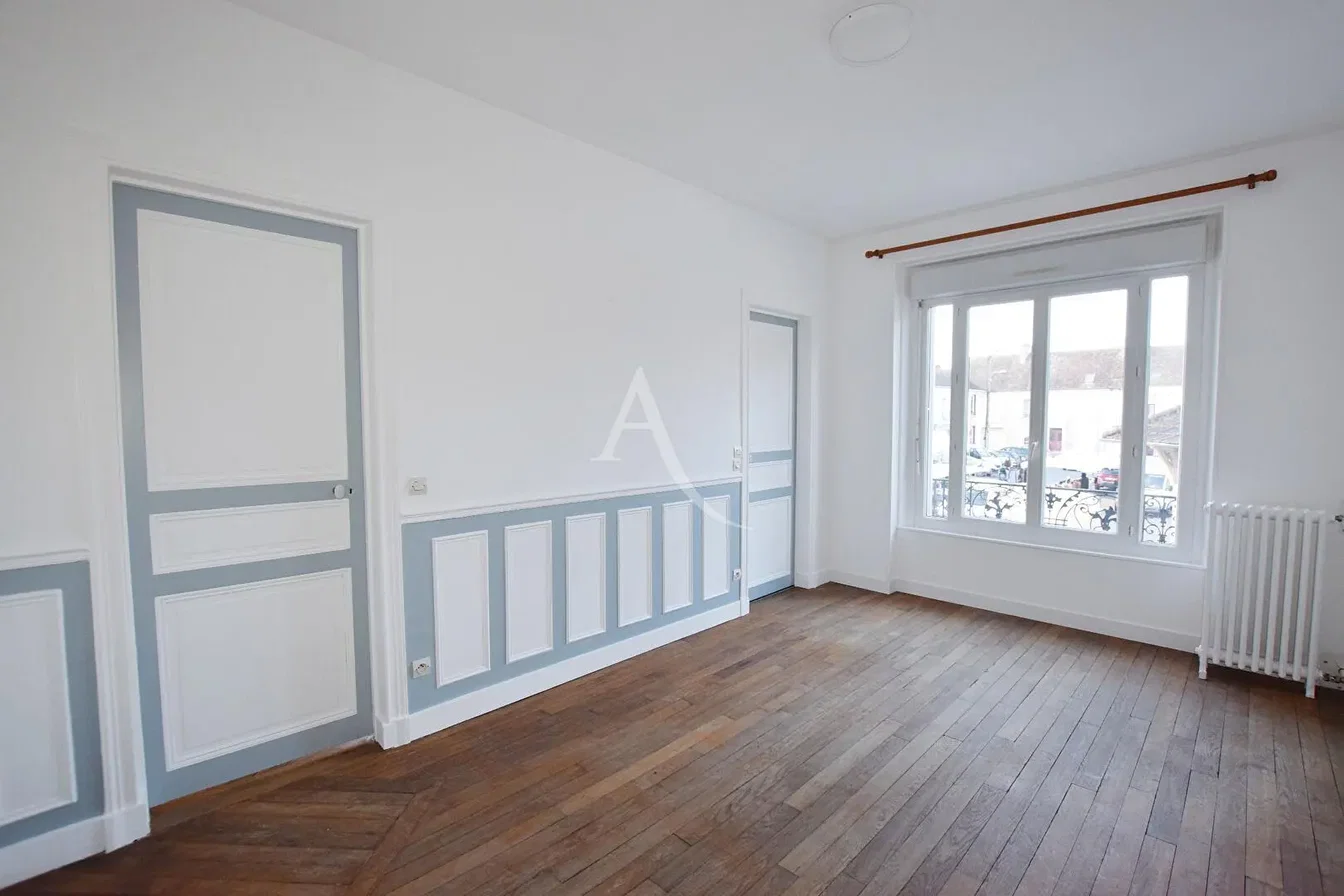 Soggiorno; pavimento in legno, luce naturale, vista