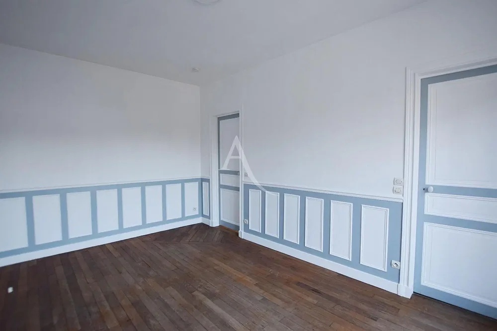 Camera da letto; pavimento in legno, luce naturale