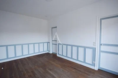 Camera da letto; pavimento in legno, luce naturale