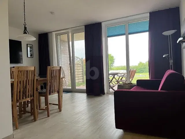 Salón; luz natural, suelo de madera, estilo moderno