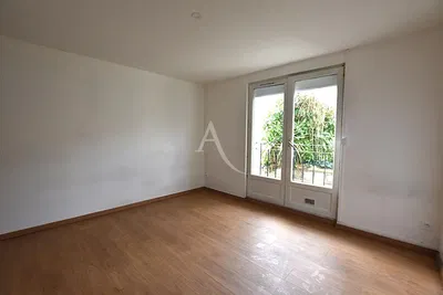 غرفة معيشة; إطلالة, أرضية خشبية, ضوء طبيعي