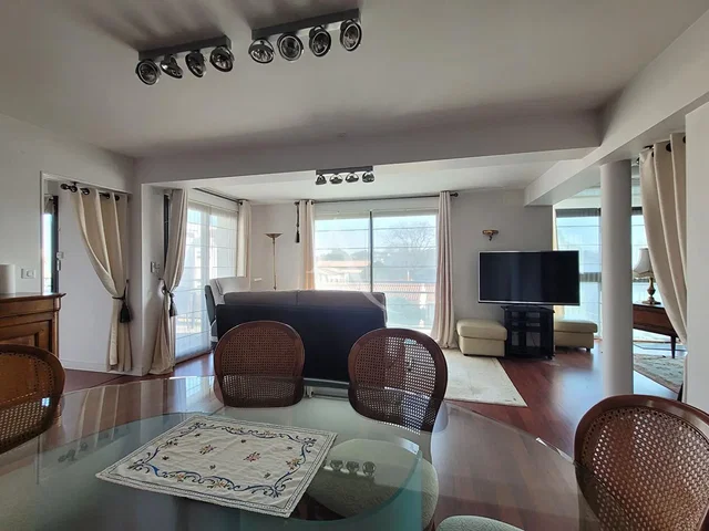 Wohnzimmer; tageslicht, holzboden