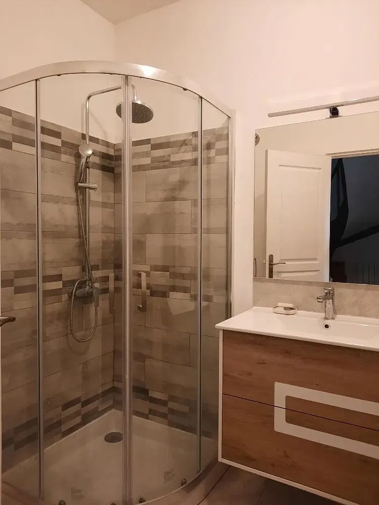 Badezimmer; fliesenboden, tageslicht, renoviert