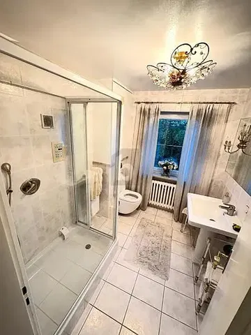 Badkamer; tegelvloer, natuurlijk licht