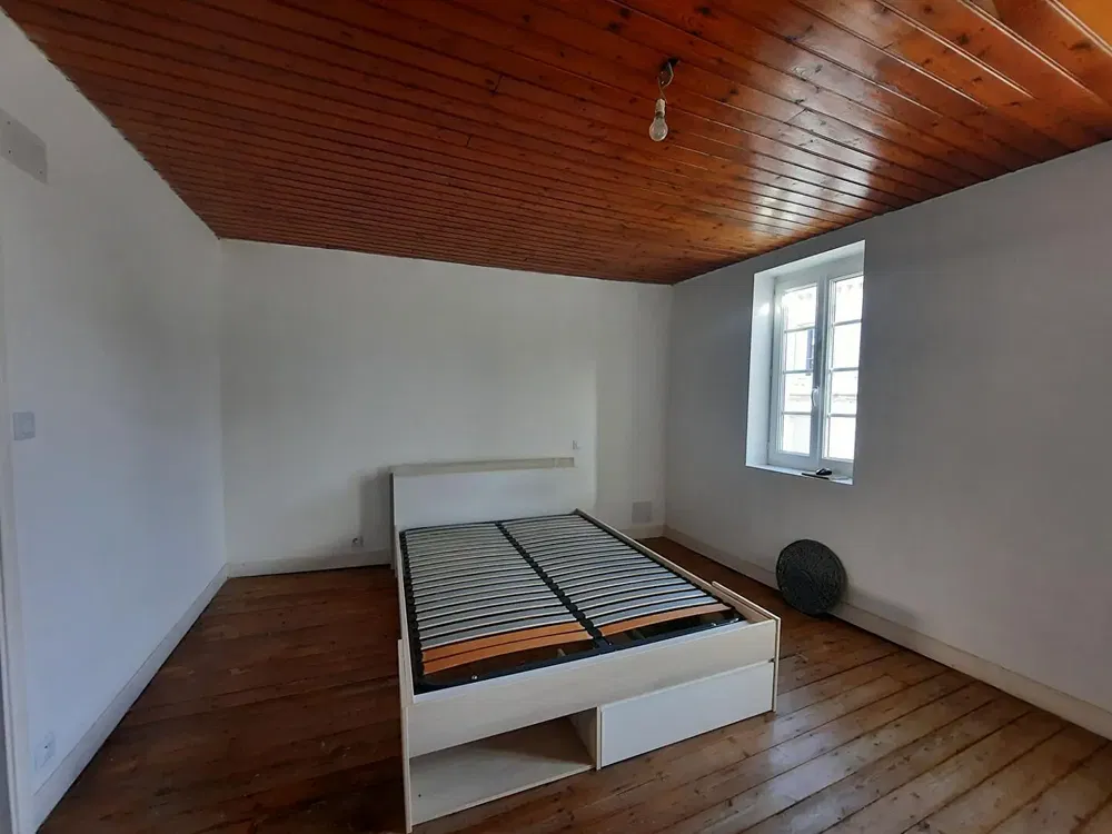 Schlafzimmer; holzboden, holzbalken, tageslicht