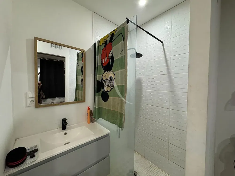 Bagno; pavimento in piastrelle, luce naturale, ristrutturato