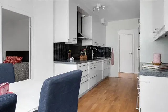 Cucina; pavimento in legno, luce naturale, stile moderno