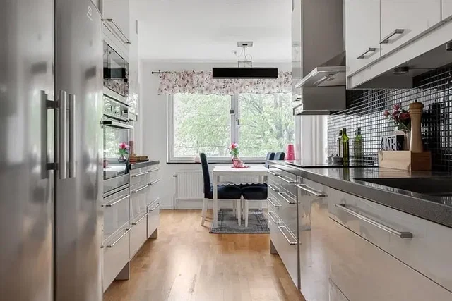 Cucina; elettrodomestici, luce naturale, stile moderno